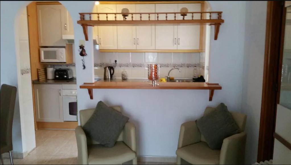 Apartment Inviting 2-bed 5 Minutes To The
